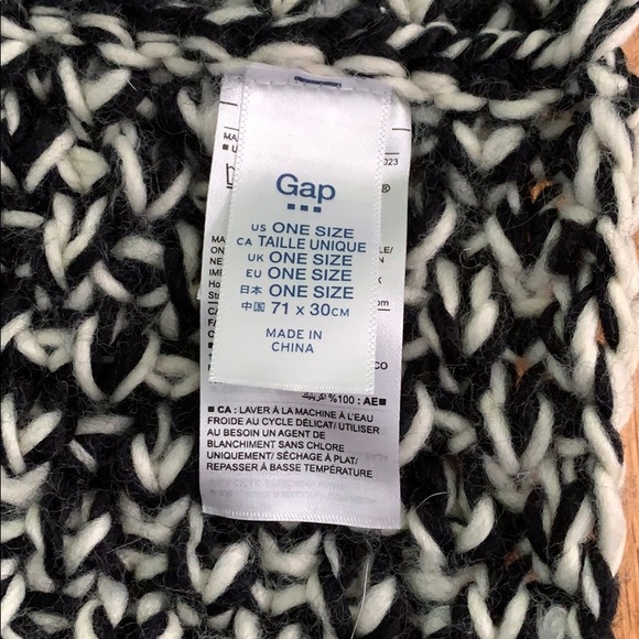 Black and white yarn infinity scarf - Picture 2 of 2